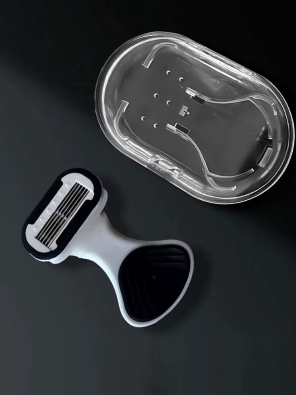 White and Black 5-Blade Razor with Protective Case - Picture 9 of 10